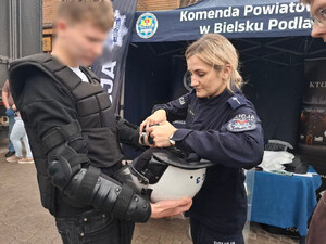 Uczniowie oglądaja pojazd escapetruck w Bielsku Podlaskim.