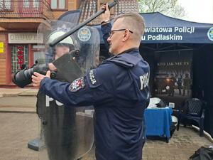Uczniowie oglądaja pojazd escapetruck w Bielsku Podlaskim.