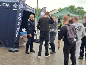 Uczniowie oglądaja pojazd escapetruck w Bielsku Podlaskim.