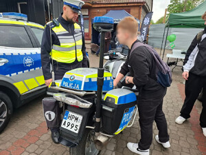 Uczniowie oglądaja pojazd escapetruck w Bielsku Podlaskim.