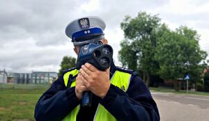 Policjant mierzy prędkośc