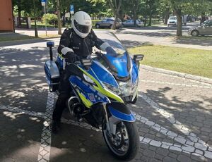 Policjant na motocyklu.