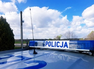 Napis POLICJA na radiowozie.