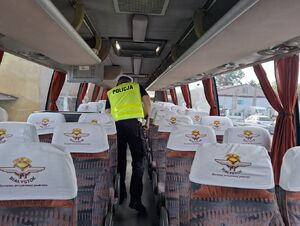 Policjant kontroluje autobus.