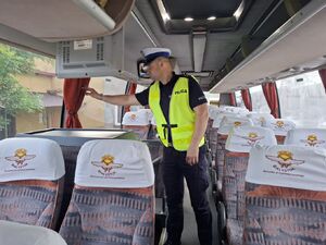 Policjant kontroluje autobus.