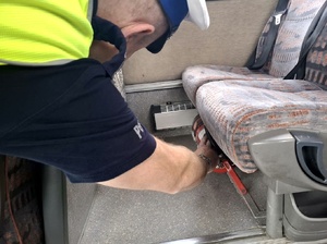 Policjant kontroluje autobus.