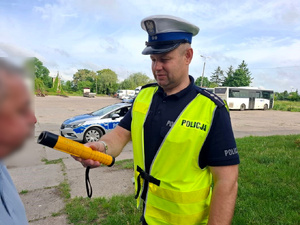Policjant kontroluje autobus.