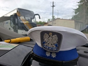 Policjant kontroluje autobus.