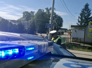 Policjanci sprawdzają kierujących jednośladami.