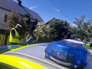 Policjanci sprawdzają kierujących jednośladami.