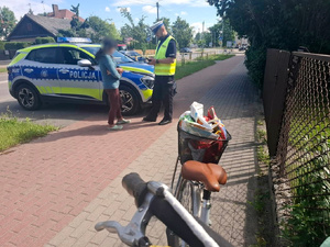 Policjanci sprawdzają kierujących jednośladami.