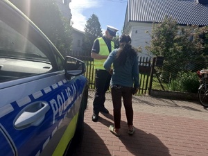 Policjanci sprawdzają kierujących jednośladami.