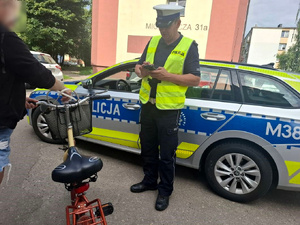 Policjanci sprawdzają kierujących jednośladami.