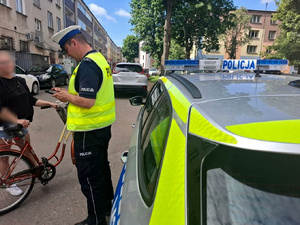 Policjanci sprawdzają kierujących jednośladami.