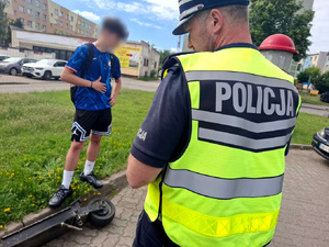 Policjanci sprawdzają kierujących jednośladami.