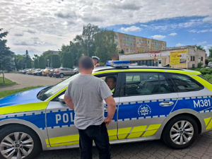 Policjanci sprawdzają kierujących jednośladami.