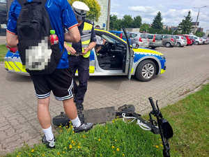 Policjanci sprawdzają kierujących jednośladami.