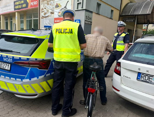 Policjanci sprawdzają kierujących jednośladami.