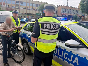 Policjanci sprawdzają kierujących jednośladami.