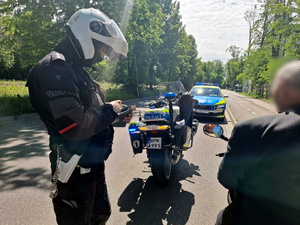 Policjanci sprawdzają kierujących jednośladami.
