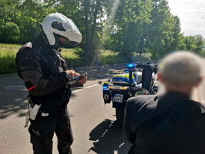 Policjanci sprawdzają kierujących jednośladami.