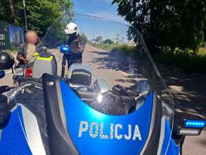 Policjanci sprawdzają kierujących jednośladami.