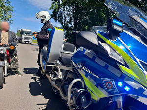 Policjanci sprawdzają kierujących jednośladami.