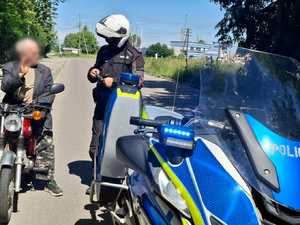 Policjanci sprawdzają kierujących jednośladami.