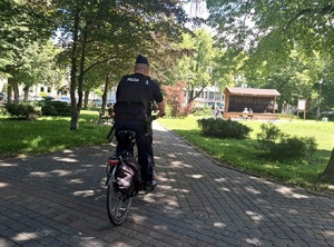 Policjanci w patrolu rowerowym.