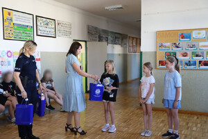 Profilaktycy wręczają nagrody laureatom konkursu plastycznego.
