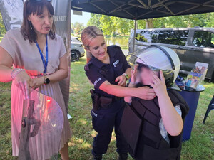 Policjanci spotkali sie z mieszkańcami podczas pikniku.