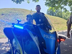 Policjanci spotkali sie z mieszkańcami podczas pikniku.