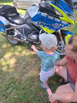Policjanci spotkali sie z mieszkańcami podczas pikniku.