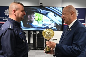 Bielscy policjanci na podium zawodów policyjnych.