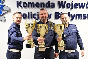 Bielscy policjanci na podium zawodów policyjnych.