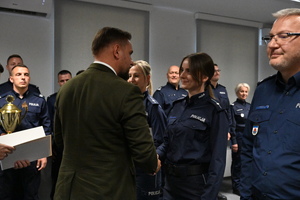 Bielscy policjanci na podium zawodów policyjnych.