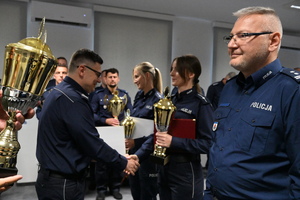 Bielscy policjanci na podium zawodów policyjnych.