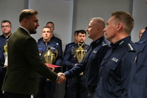 Bielscy policjanci na podium zawodów policyjnych.