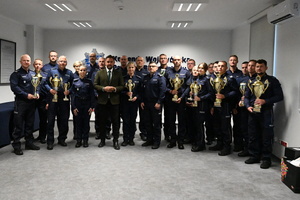 Bielscy policjanci na podium zawodów policyjnych.