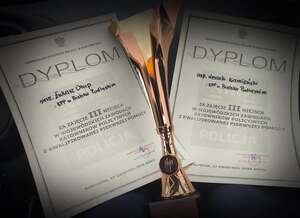 Bielscy policjanci na podium zawodów policyjnych.