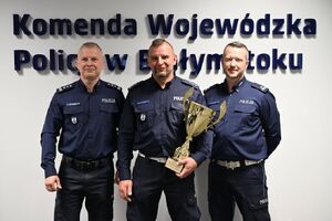 Bielscy policjanci na podium zawodów policyjnych.