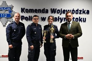 Bielscy policjanci na podium zawodów policyjnych.