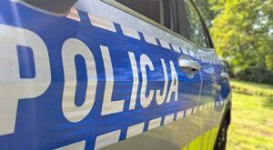Napis POLICJA na radiowozie.