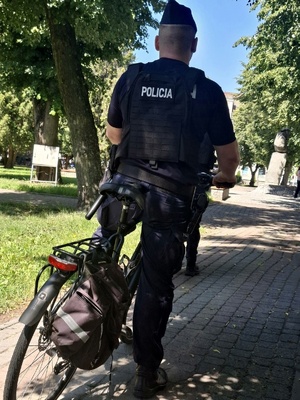 Policjanci pełnia służbę w patrolach rowerowych i pieszo.