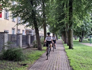 Policjanci pełnia służbę w patrolach rowerowych i pieszo.