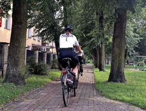 Policjanci pełnia służbę w patrolach rowerowych i pieszo.