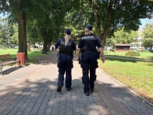 Policjanci pełnia służbę w patrolach rowerowych i pieszo.
