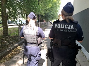 Policjanci pełnia służbę w patrolach rowerowych i pieszo.