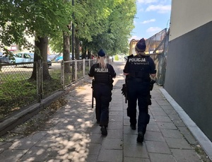 Policjanci pełnia służbę w patrolach rowerowych i pieszo.