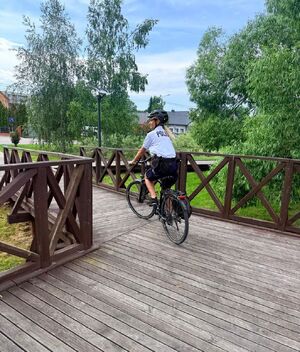 Policjanci pełnia służbę w patrolach rowerowych i pieszo.